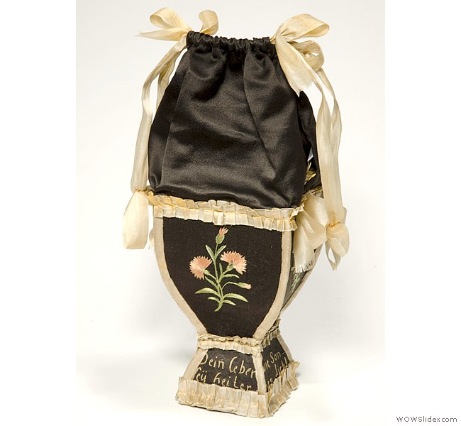 'Ridicule', realizado en seda satinada, con cinta de seda, bordado de seda, cartón, 1800-1810